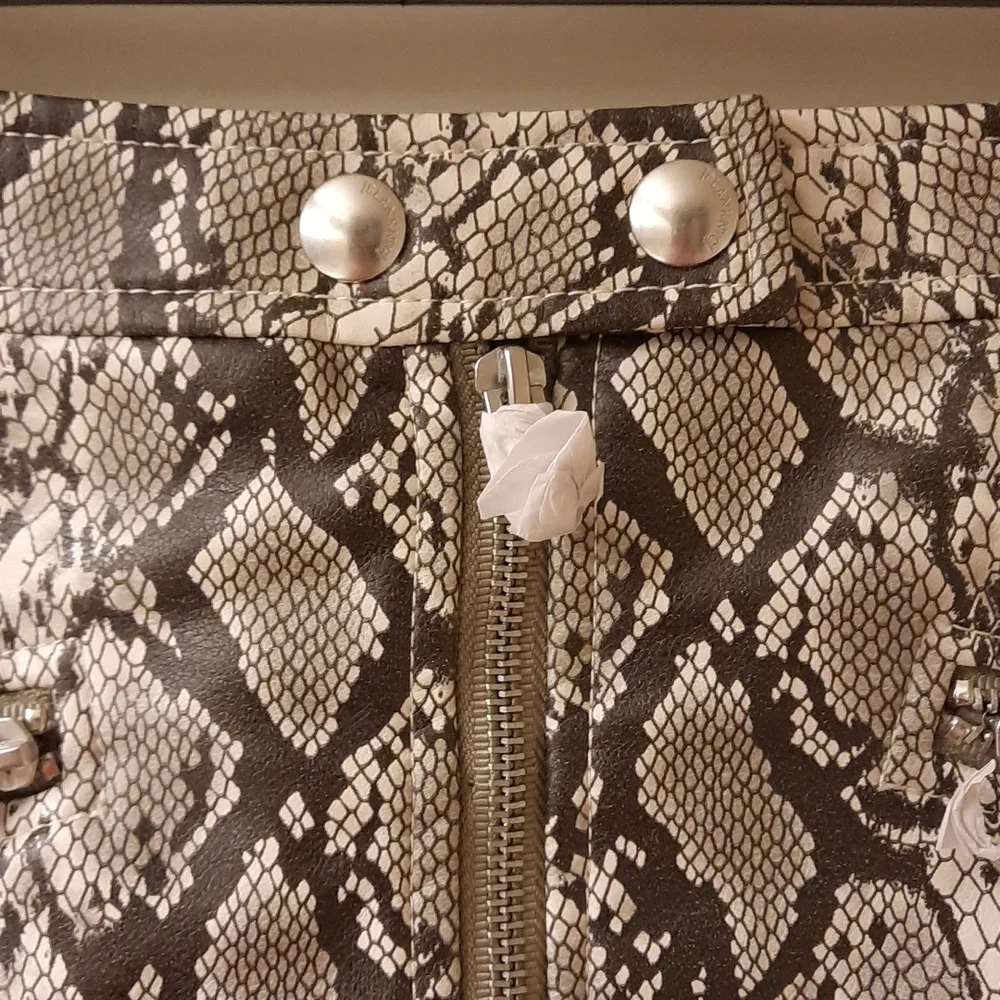 🥳HP🥳 NWT, Blank NYC Break Away Snake Print Skirt